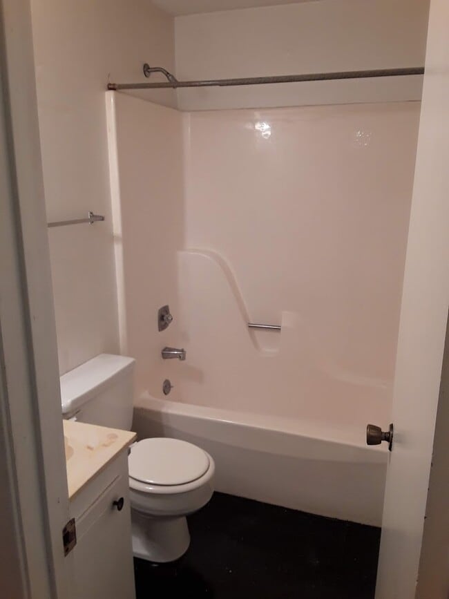 Hall Bath - 206 W Charlotte Ave