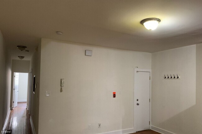 Building Photo - 3 br, 2 bath Triplex - 2310 N PARK AVE Unit 1