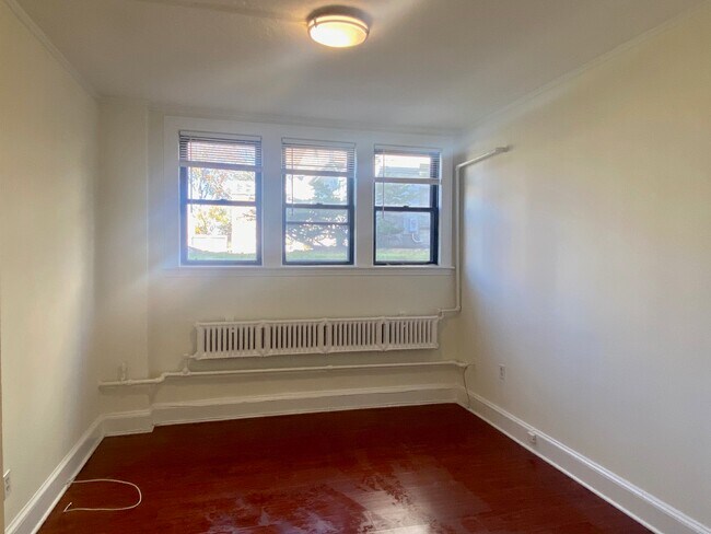 Building Photo - 229 Walnut St