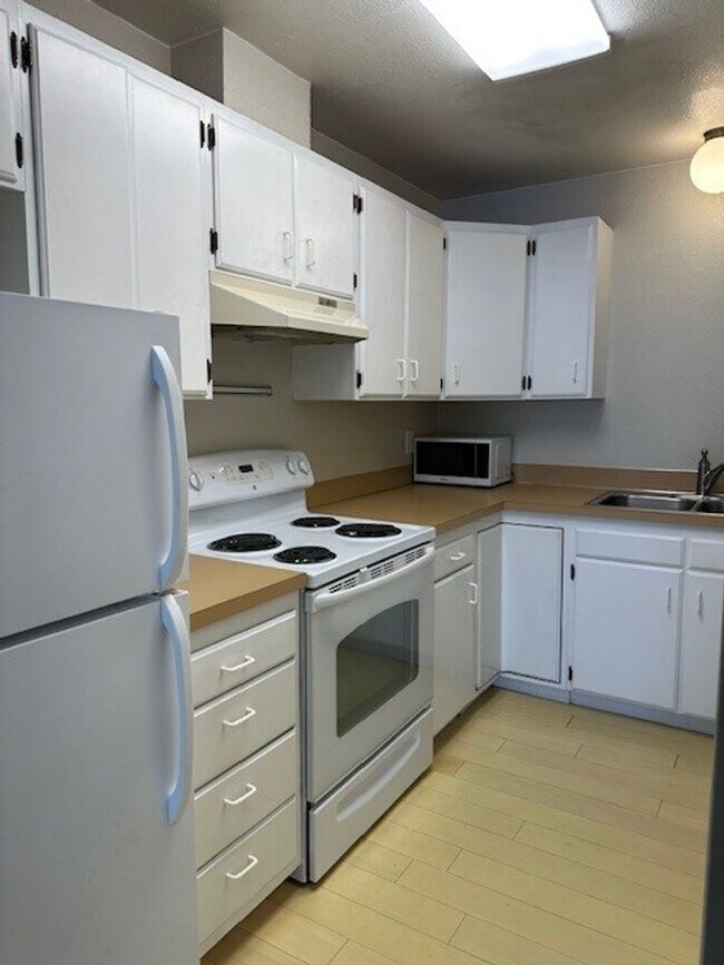 Foto del edificio - MOVE IN SPECIAL! | PAY HALF MONTHS RENT FOR THE HOLIDAYS! |LAUNDRY IN UNIT!!!