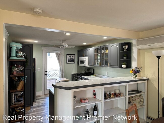 Building Photo - 2 br, 1.5 bath House - 12 Perry Ave