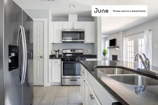Building Photo - Private bedroom in 3 bed/2 bath Home