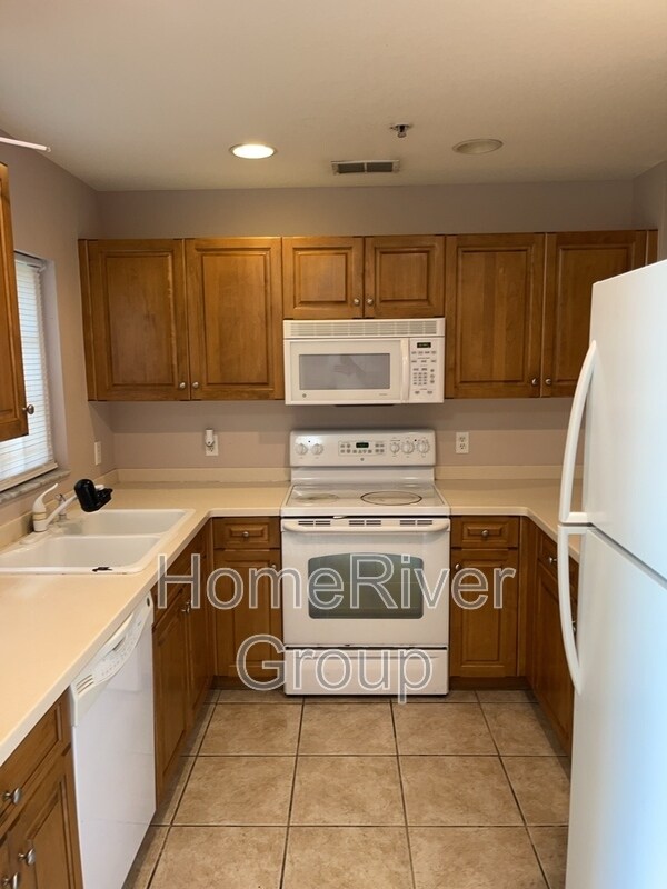 Foto del edificio - 12020 Rain Brook Ave