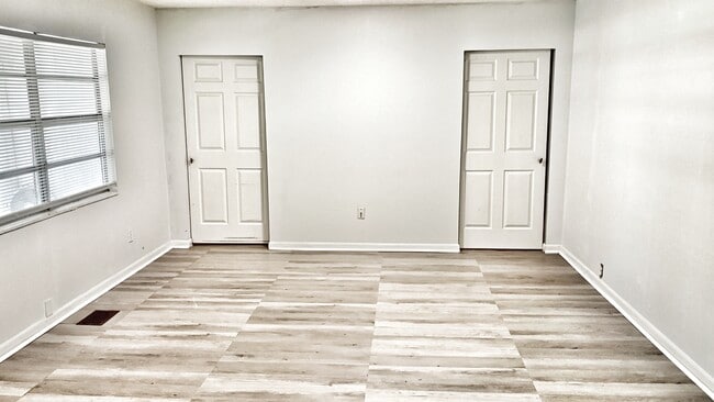 Large front family room with 2 huge walkin closets - 10008 N Pawnee Ave