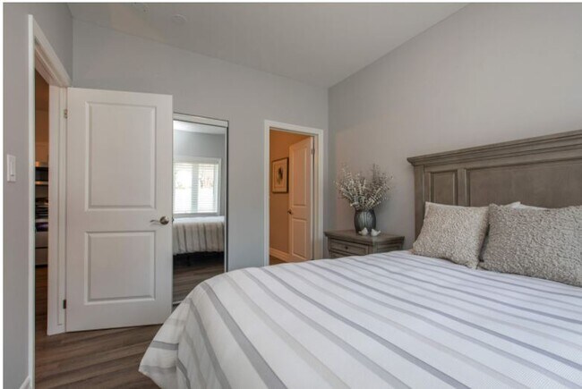 Building Photo - 501 Frontenac St