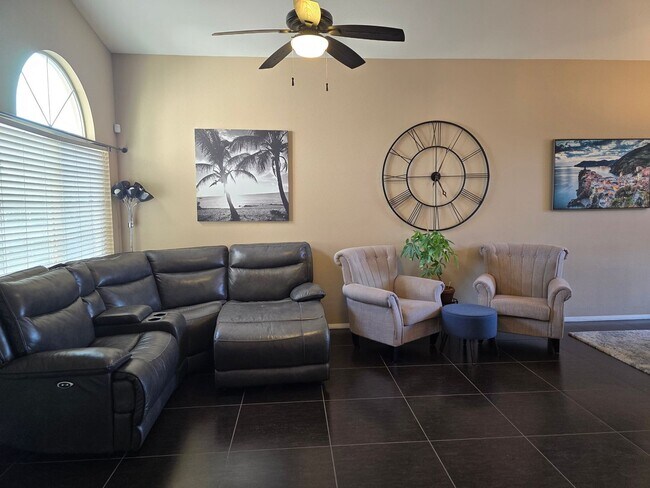 Foto del edificio - 2 story, 2 car garage, 5 bedroom, coveredpatio, All appliances. move in ready home with solar inc...