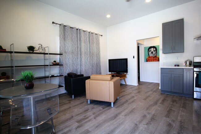 Foto del edificio - 2703 E 4th St