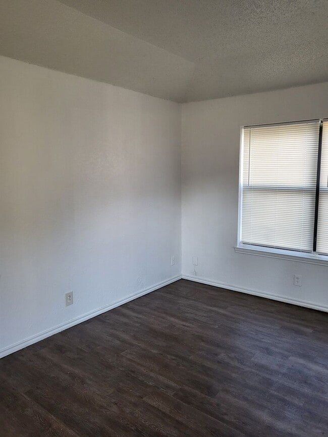 Photo - 1720 Justin Lyn St House