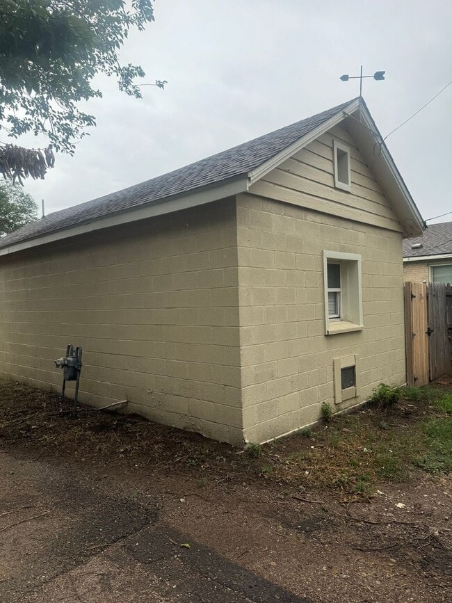 Building Photo - 1011 S Milam St