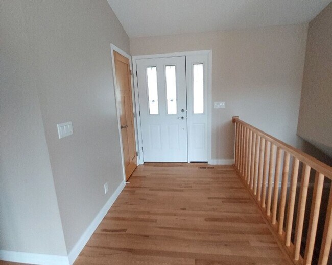 Building Photo - Great 4 bedroom 3 bathroom home in Hudson