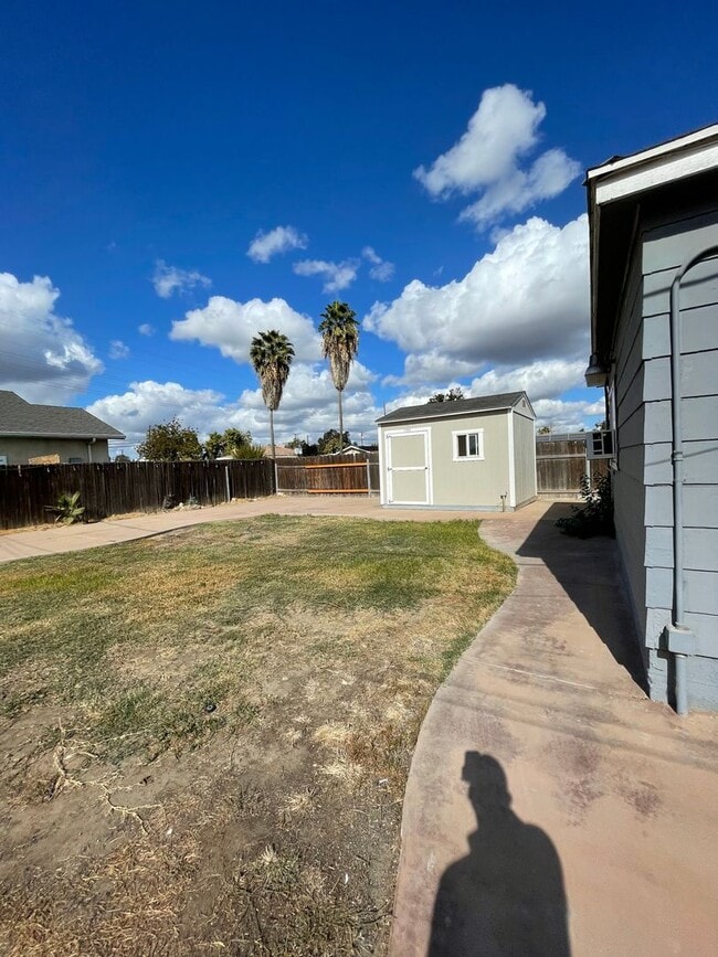 Building Photo - Charming home located NW Hanford coming soon!