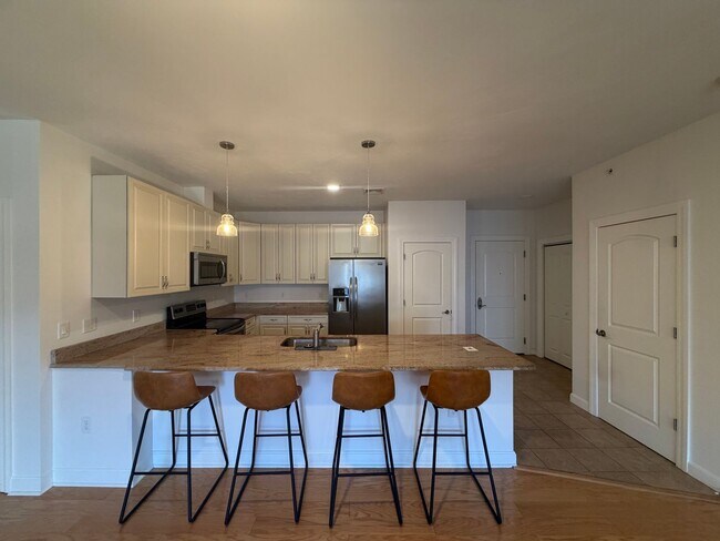 Foto del edificio - Danvers Updated 3 Bed 2 Bath | Top Floor Condo | Avail Now