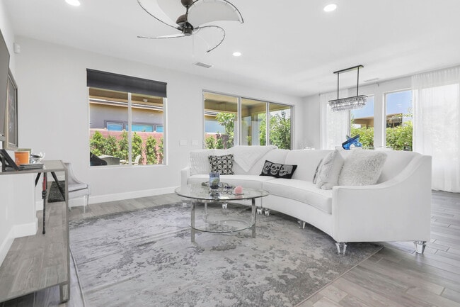 Foto del edificio - 51221 Longmeadow St