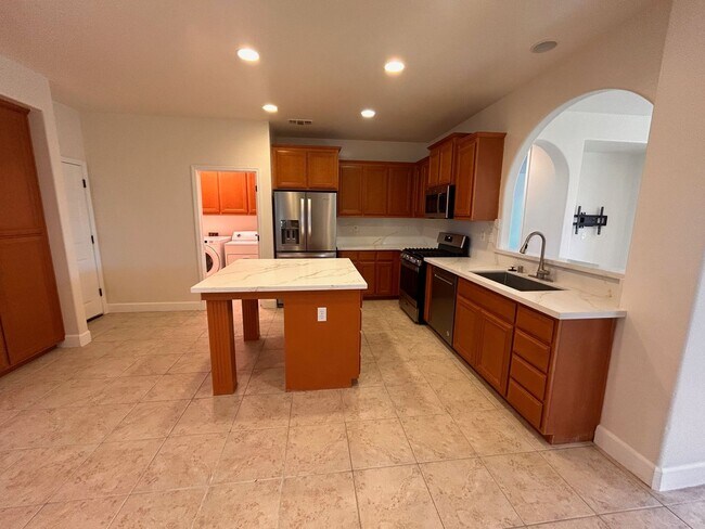 Building Photo - Beautiful home for rent in Visalia