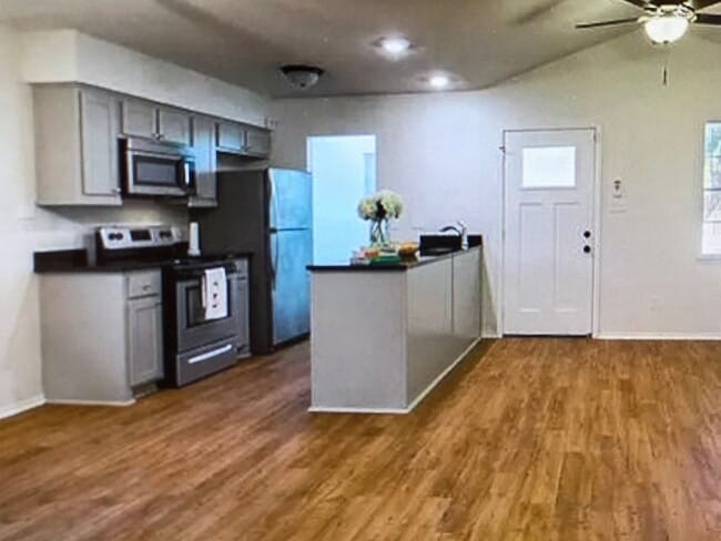 Building Photo - LIVINGSTON2709-11