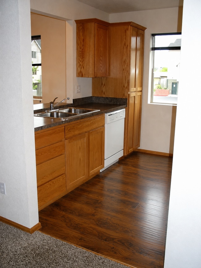 Building Photo - Comfort & Convenience: Spacious 3-bedroom, 2.5 bath Townhome
