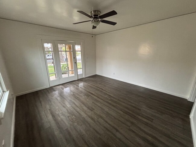 Foto del edificio - 520 E Cypress St