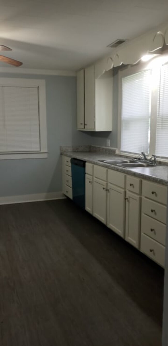 Foto del edificio - 711 N. Catalpa St.