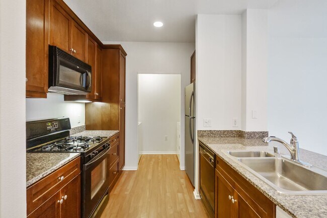 Foto del edificio - Stylish 2-Bedroom Condo with Resort Amenit...