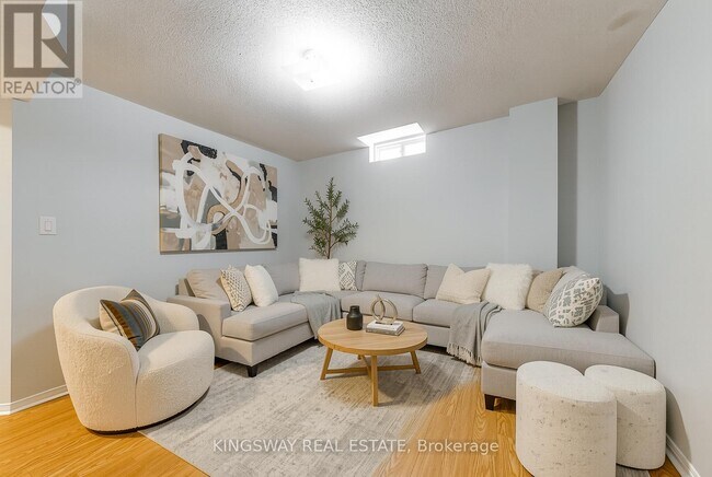 Building Photo - 84 Abbotsbury Dr