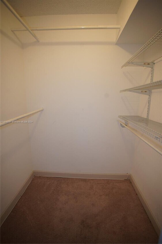 Foto del edificio - 8380 Sands Point Blvd