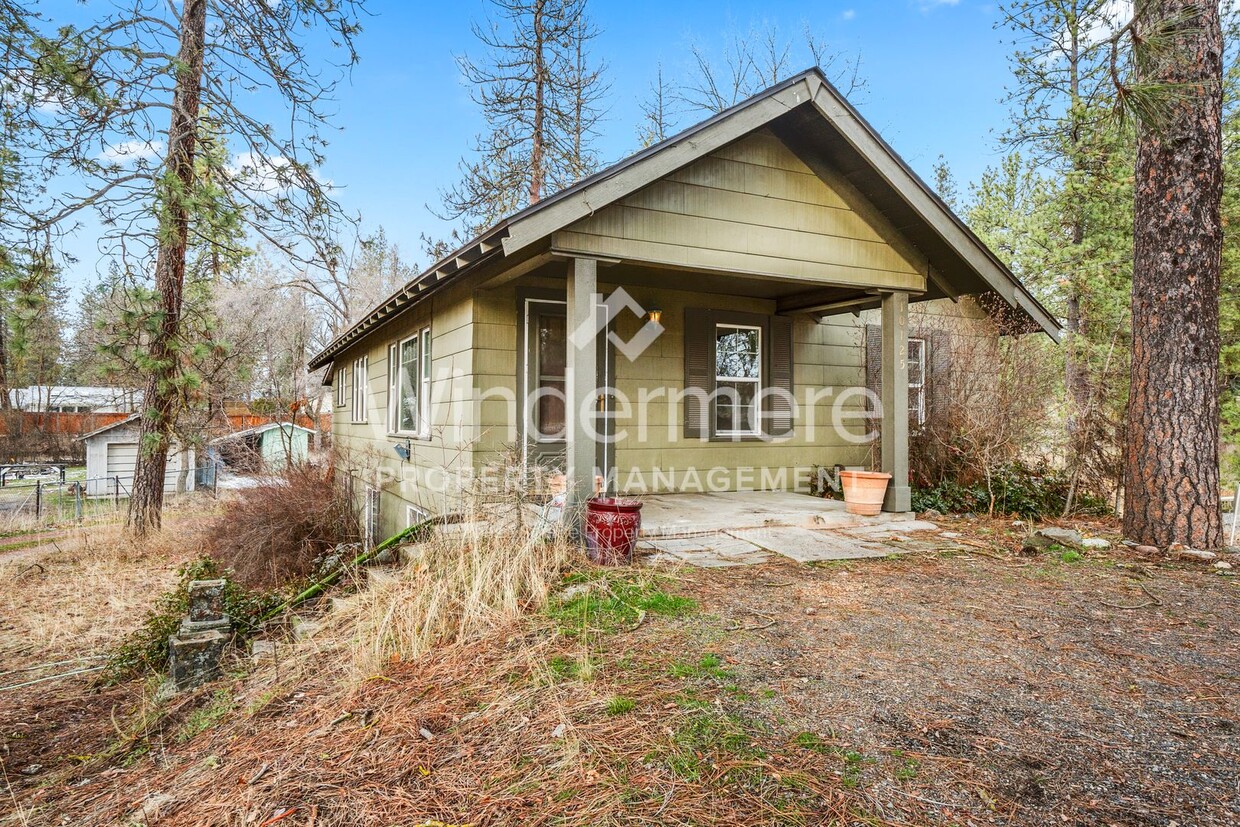 Primary Photo - 10125 N Whitworth Dr