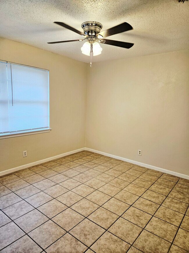 Foto del edificio - 2 BEDROOM HOUSE AVAILABLE NOW!