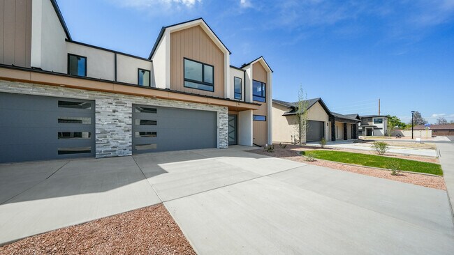 Building Photo - 367 Toms Cyn Dr
