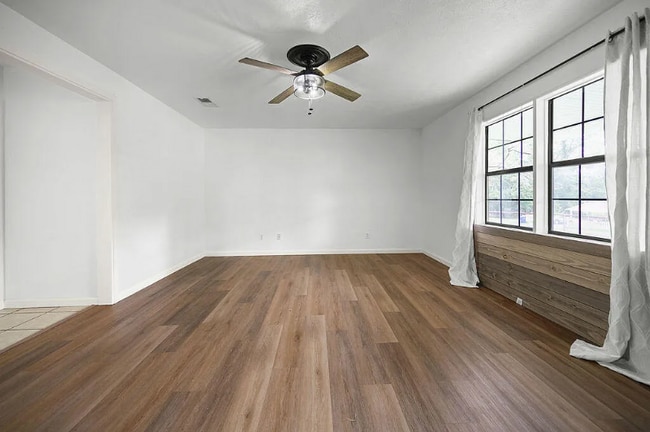 Building Photo - 1112 Anderson Dr