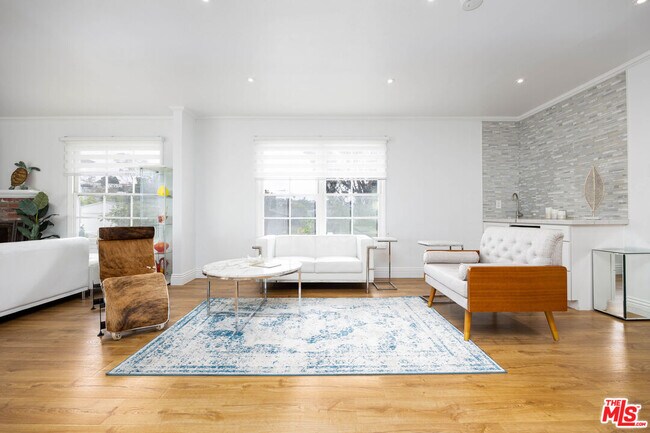 Foto del edificio - 1110 W Muirlands Dr