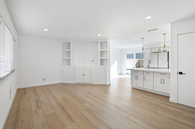 Building Photo - Quintessential Updated 3 Bed 2 Bath Upgrad...