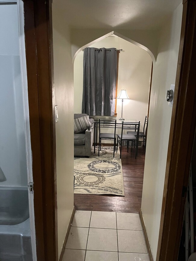 Building Photo - 321 Walter St