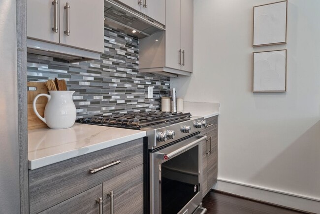 Foto del edificio - Bright One Bedroom plus Den near Metro in ...