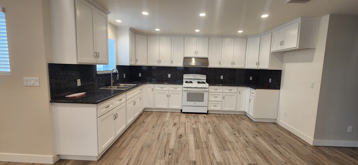 Foto principal - 3765 Artesia Blvd