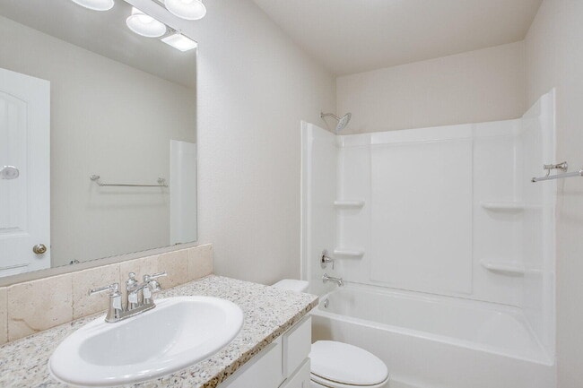 Foto del edificio - 14204 Vernon Ave