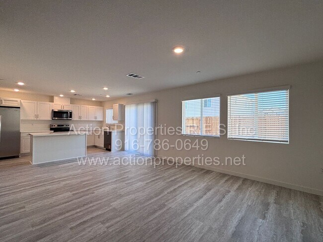 Foto del edificio - New Home: Amoruso Ranch Roseville:Solar DR Horton 4 Bedroom 2.5 Bath, Open Floor Plan,