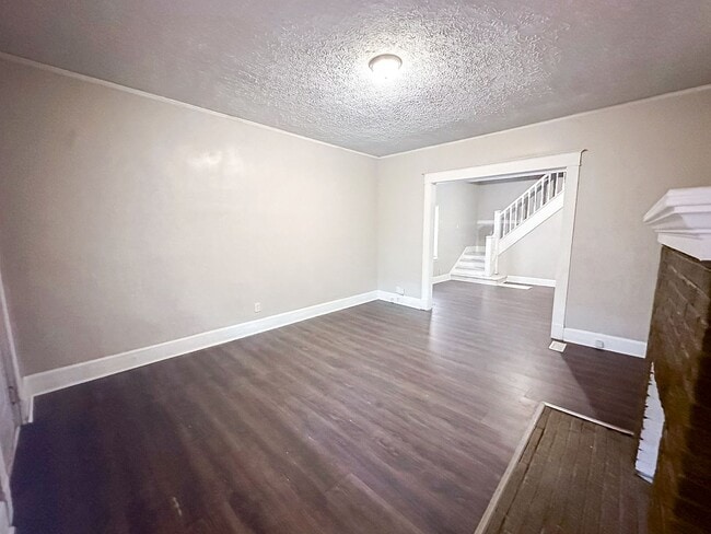 Building Photo - 103-103 N Gladstone Ave