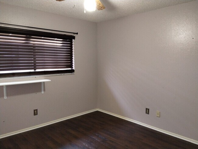 Foto del edificio - Spacious 3 Bedroom / 2 Bath Home with 2-Car Garage on Nearly ¼ Acre – Spring Hill Area