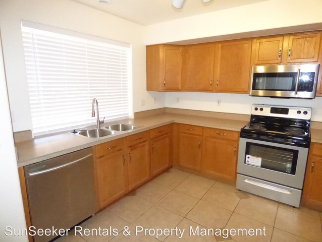 Building Photo - 4 br, 2.5 bath House - 12830 W La Reata Ave