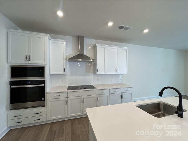 Building Photo - 6032 Mariemont Cir