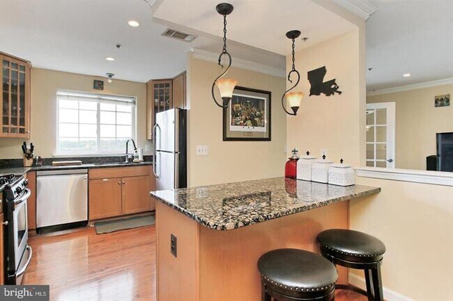 Building Photo - Spacious top floor 2 bedroom, 2 bath condo...