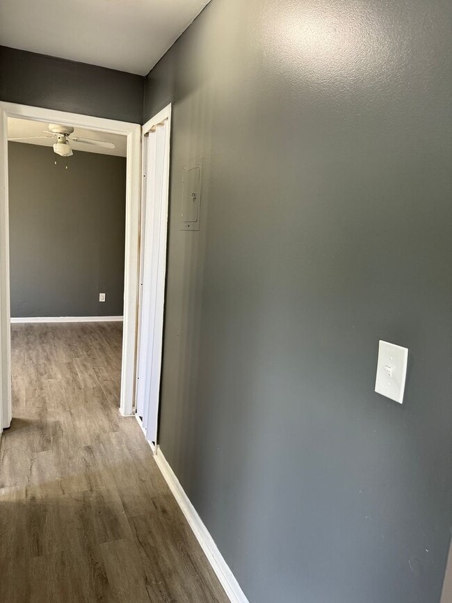 Foto del edificio - ONE BEDROOM APARTMENT COMING AVAILABLE! NO...