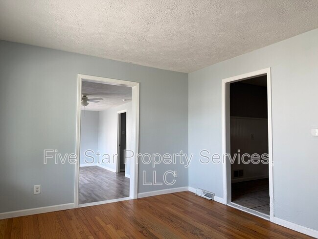 Building Photo - 1028 W Iles Ave