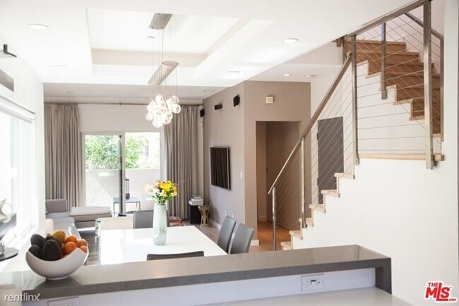 Foto del edificio - 2 br, 2.5 bath House - 433 N Curson Ave