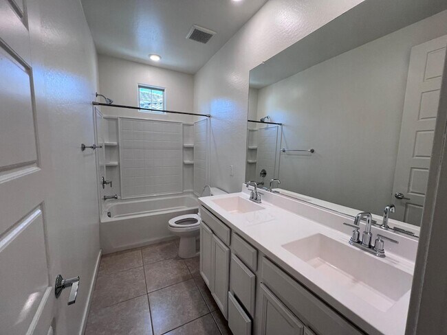 Foto del edificio - 1152 E Newland Dr