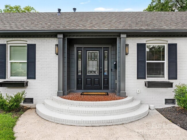 Foto del edificio - 3319 Providence Rd