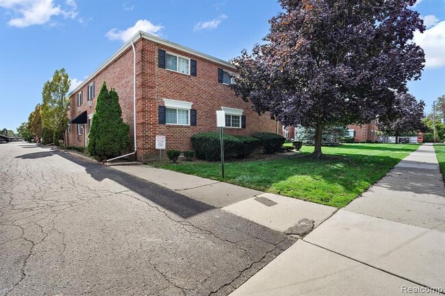 Building Photo - 2405 Torquay Ave