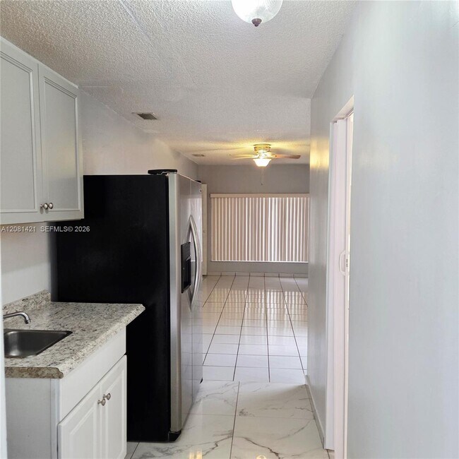 Foto del edificio - 5871 NW 199th St