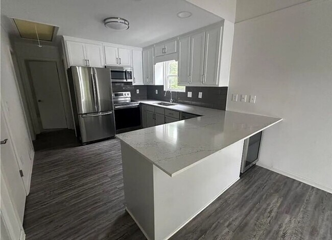 Foto del edificio - 5197 Woodmont Dr