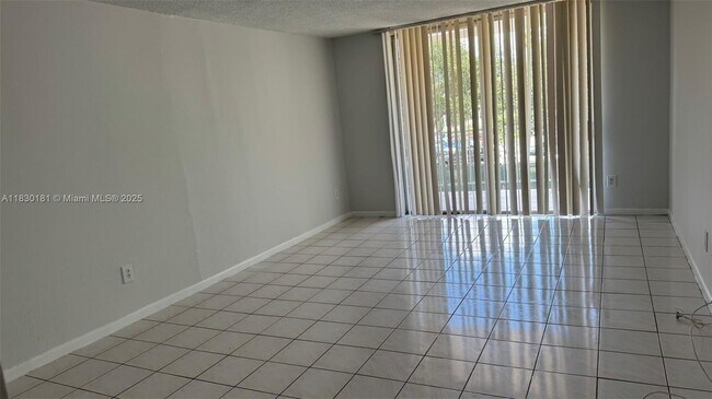 Foto del edificio - 484 NW 165th St